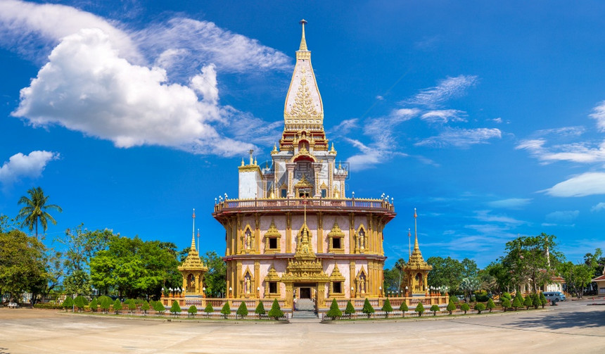 夏日在泰国的普吉里特用瓦高龙寺的全景图片