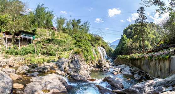 夏日在萨帕拉奥卡伊比特南附近猫村的瀑布全景图片