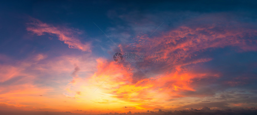 在一个夏天的夜晚在麦地夫岛美的日落全景图片