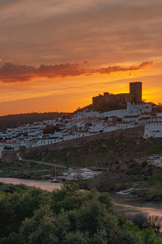 在梅尔托拉portugal村及其城堡的日落在alentjo地区的prtugal以南的portugal村图片
