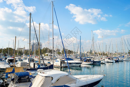 带游艇和机动的拉纳卡码头背景城市色锡普鲁斯图片