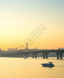 土主国纪念碑德尼普罗河上的机动船帕顿桥Kievukraine图片