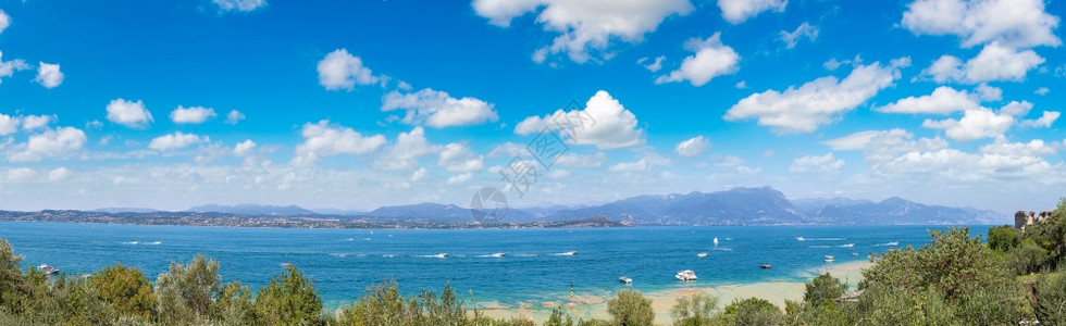 在一个美丽的夏日意大利在加拉湖上的雪松全景图片