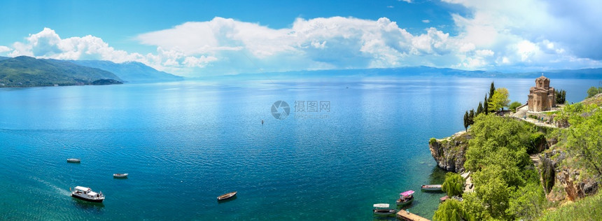 在美丽的夏季日间欧赫里德城和奥湖的全景图片