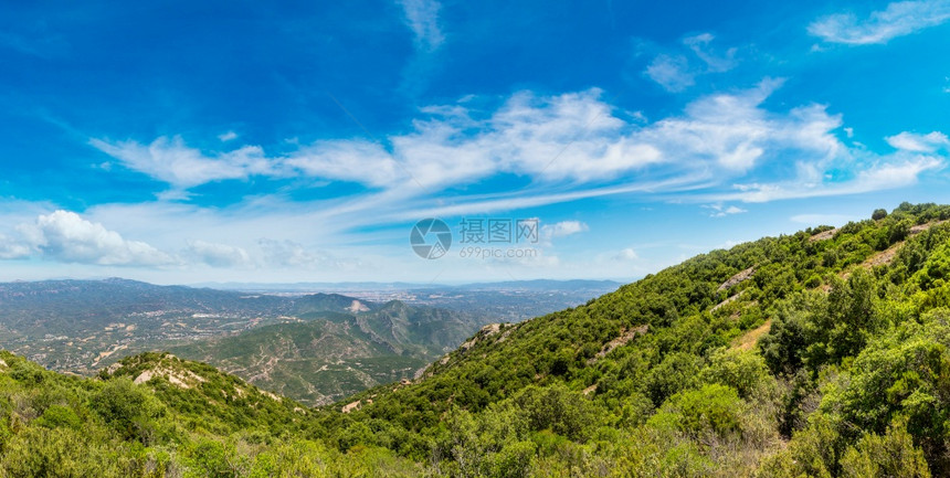 在美丽的夏日蒙色山脉的空中观察喀泰罗尼亚西班牙图片