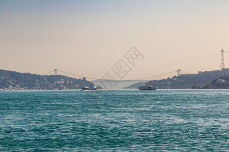 伊斯坦布尔岛金角湾的客轮和双磷桥在美丽的夏日火鸡背景图片