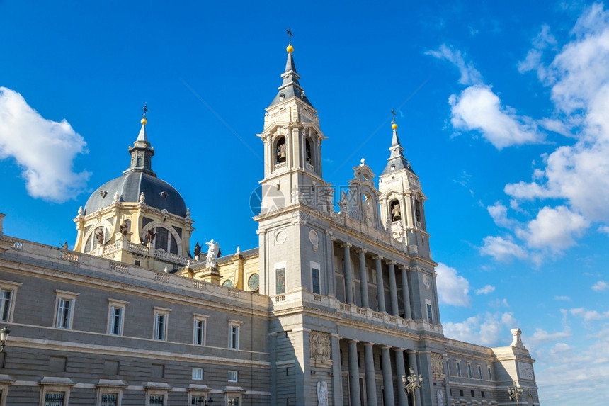 马德里阿尔穆德纳大教堂在一个美丽的夏天西班牙图片