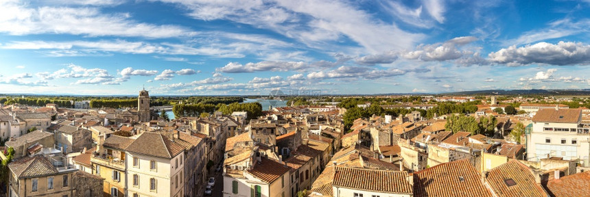 在美丽的夏日里方圆形的Arles空中全景图片