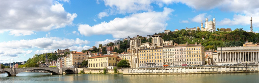 在美丽的夏日里兰特的Lyon城市景色图片