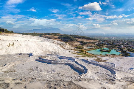 Pamukle的圆形池塘和梯田在美丽的夏日火鸡图片