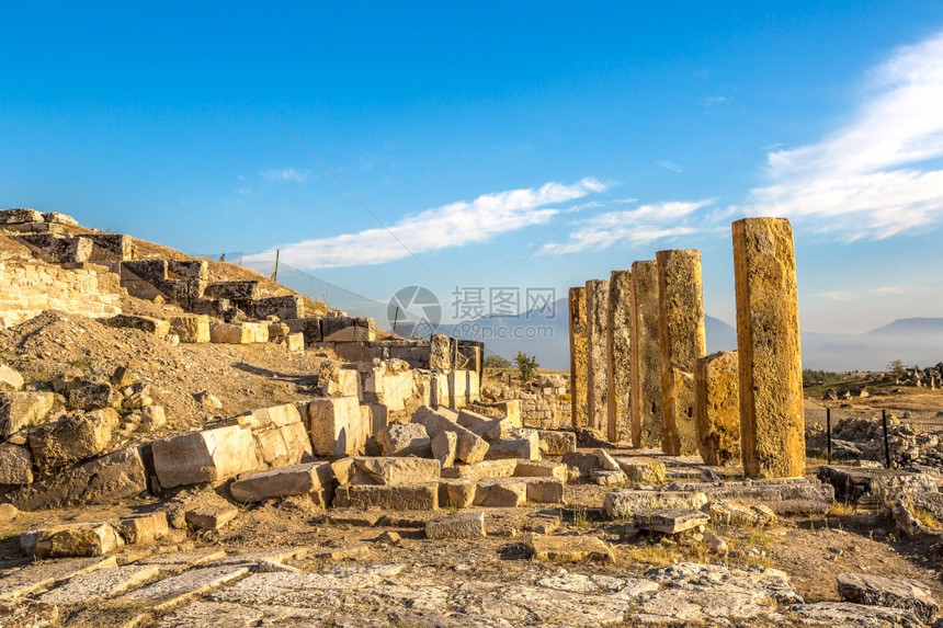 古老城市的废墟位于帕穆卡莱的山顶在一个美丽的夏日火鸡图片