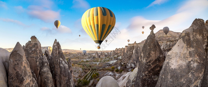 戈雷姆炎热空气球在美丽的夏日飞行在卡帕多西亚内谢希尔火鸡背景