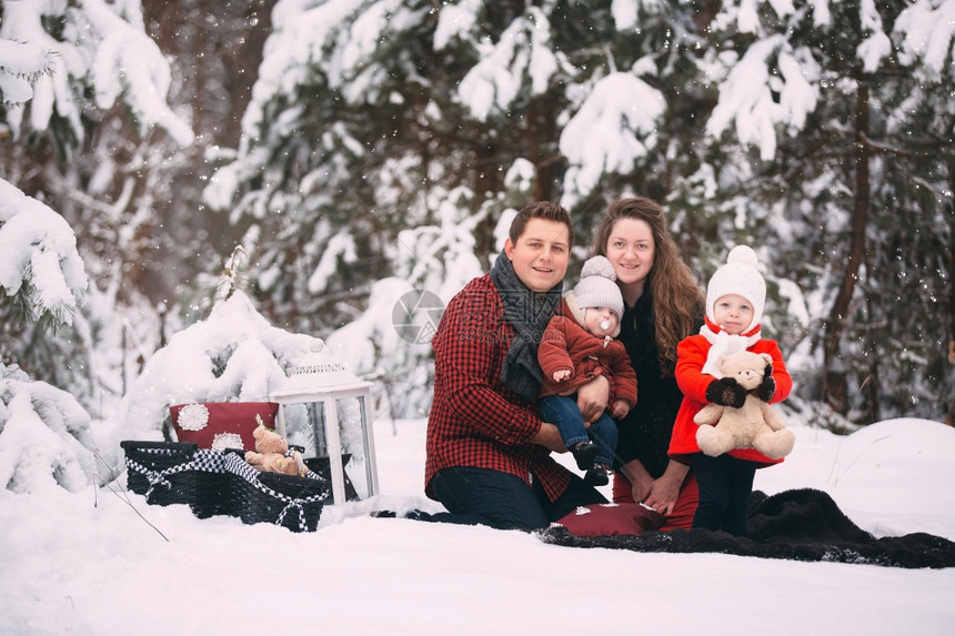 一家人在冬季的森林里享受美好的时刻图片