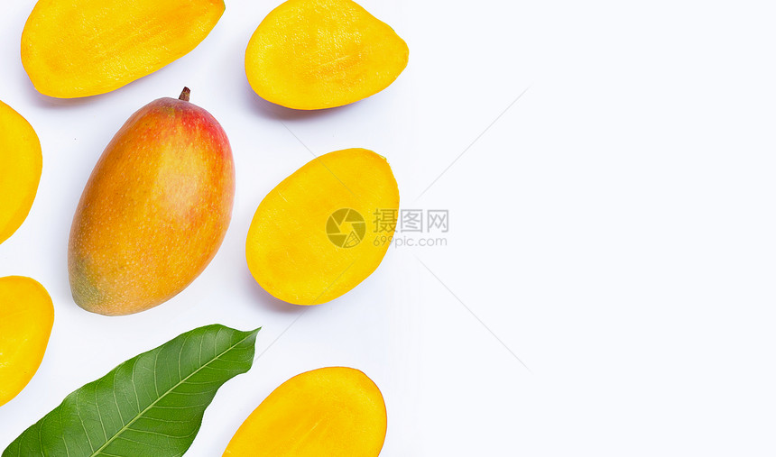 白色背景上的热带水果芒片图片