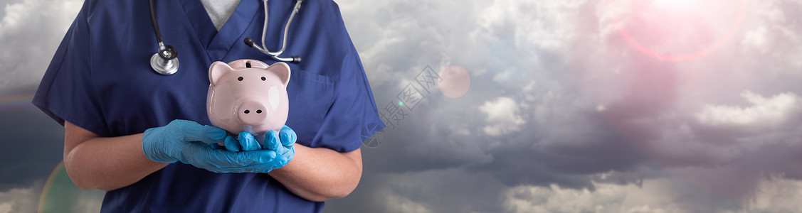 医生或护士佩戴外科手套在云面横幅上架着小猪银行图片
