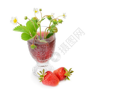 草莓汁果白色背景上隔离的草莓空闲文字间图片
