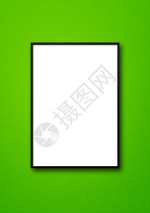 挂在绿墙上的黑图片框空白模型板黑图片框挂在绿墙上图片