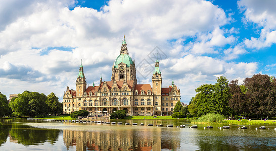 在一个美丽的夏日德国新市政厅的全景图片