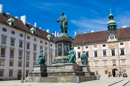 皇帝佛朗茨一世的纪念碑在美丽的夏日奥斯特里亚维芬纳的霍夫堡宫殿图片