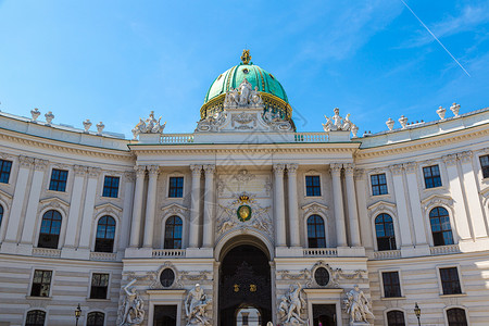 在美丽的夏日中在奥地利维纳的霍夫堡宫殿图片