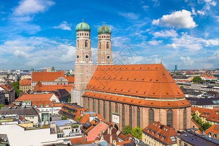 弗里德里希普拉茨慕尼黑的大教堂frauenkich在一个美丽的夏日德国背景