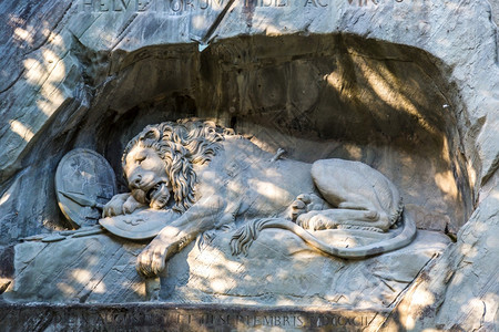 在一个美丽的夏日中卢塞伦的狮子纪念碑高清图片