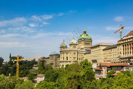在一个美丽的夏日里被白化的瑞士联邦宫殿在一个美丽的夏日里瑞士图片