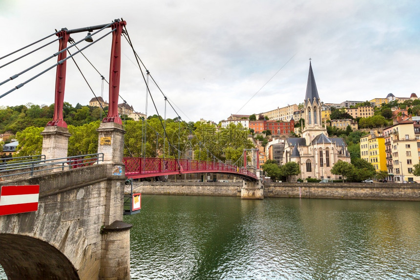 美丽的夏日里法国里昂的圣乔治人行天桥和圣乔治教堂图片