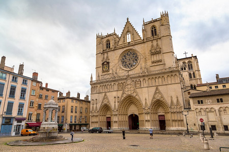 莲酒的里昂大教堂在美丽的夏日法兰西图片