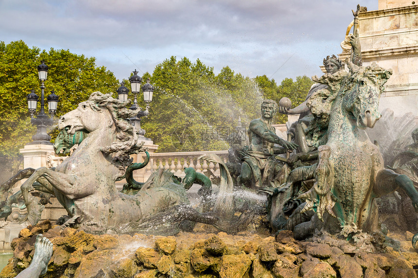 位于波尔多的喷泉古迹在一个美丽的夏季日子里弗朗特的波尔多图片