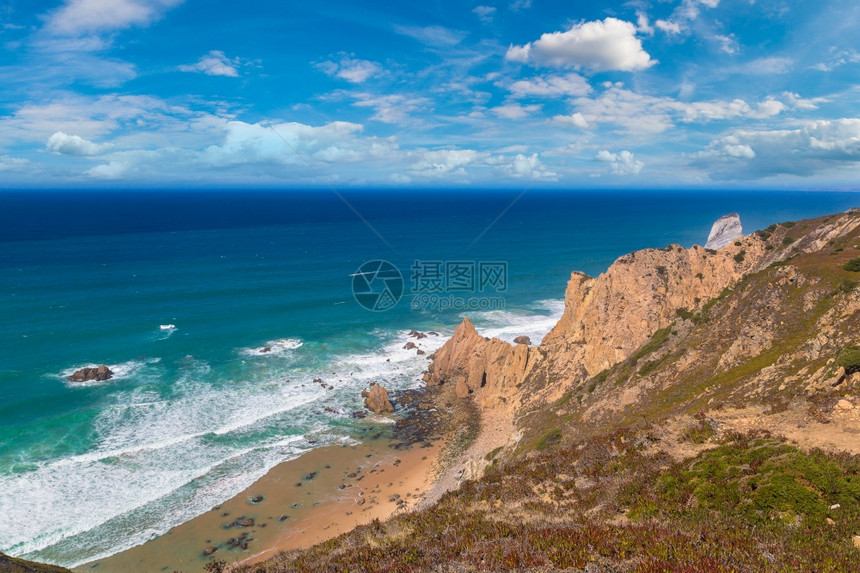 悬崖和岩石在天边的亚特兰海滨在一个美丽的夏日图片