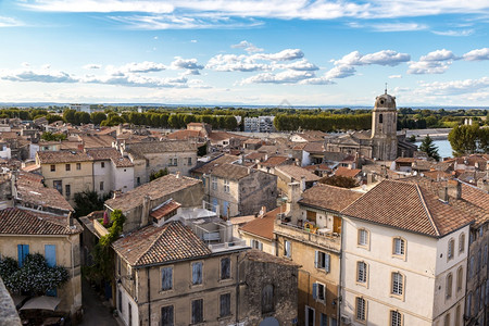 阿尔勒在美丽的夏日里方圆形的Arles空中全景背景