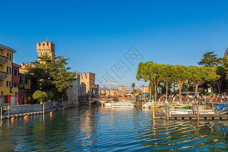 斯卡利格罗在一个美丽的夏日意大利在一个美丽的夏日里在湖边的Gard湖边的Mirmone的caligr城堡背景