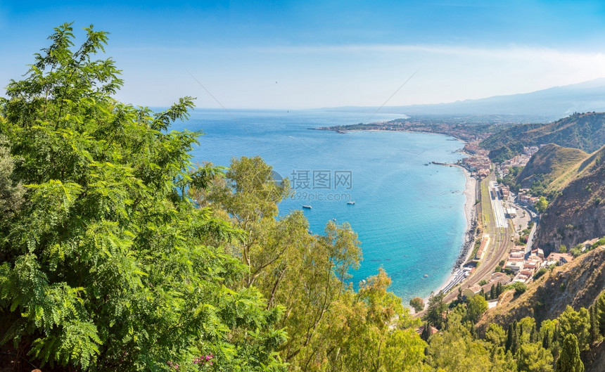 在美丽的夏日里在西意大利空气中泛光的可以看到陶尔米纳在美丽的夏日里图片