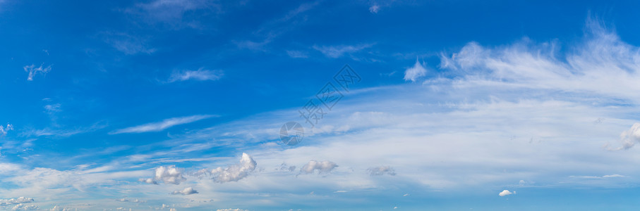 在美丽的夏日中白云蓝天空背景图片