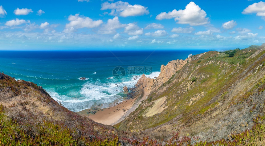 悬崖和岩石在天边的亚特兰海滨在一个美丽的夏日图片