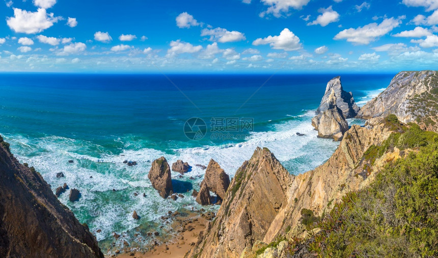 悬崖和岩石在天边的亚特兰海滨在一个美丽的夏日图片