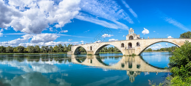 圣贝尼内泽特桥在美丽的夏日圣贝尼内泽特桥的阿维尼翁高清图片