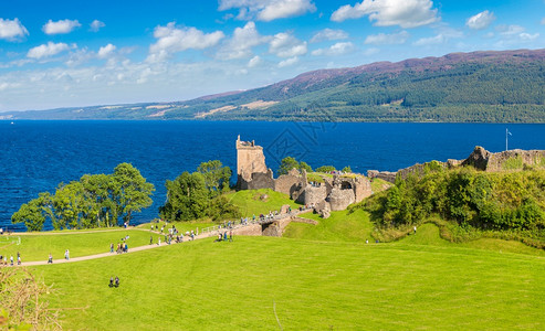在美丽的夏日联合王国苏格兰的湖沿的古堡城高清图片