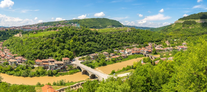 在一个美丽的夏日中塔诺沃的全景布加利亚高清图片
