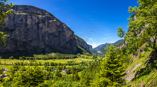 特拉巴赫在美丽的夏日中劳特布伦南谷地的全景背景