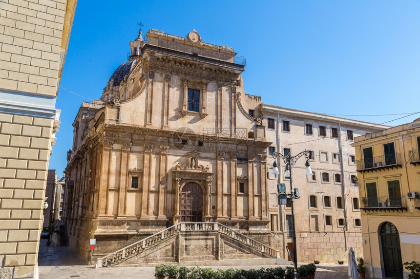 古拉莫的圣塔卡西蒂娜教堂在一个美丽的夏日里Italy图片