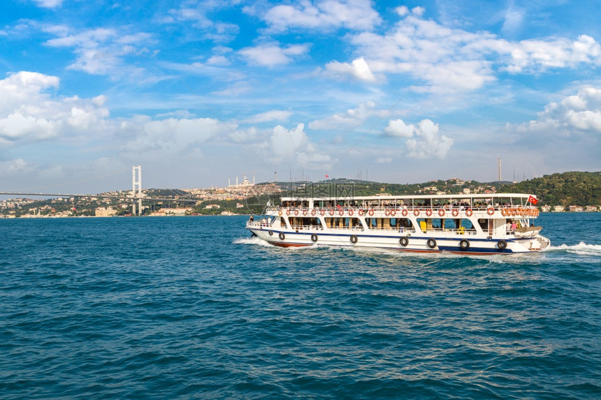 伊斯坦布尔岛金角湾的客轮和双磷桥在美丽的夏日火鸡图片