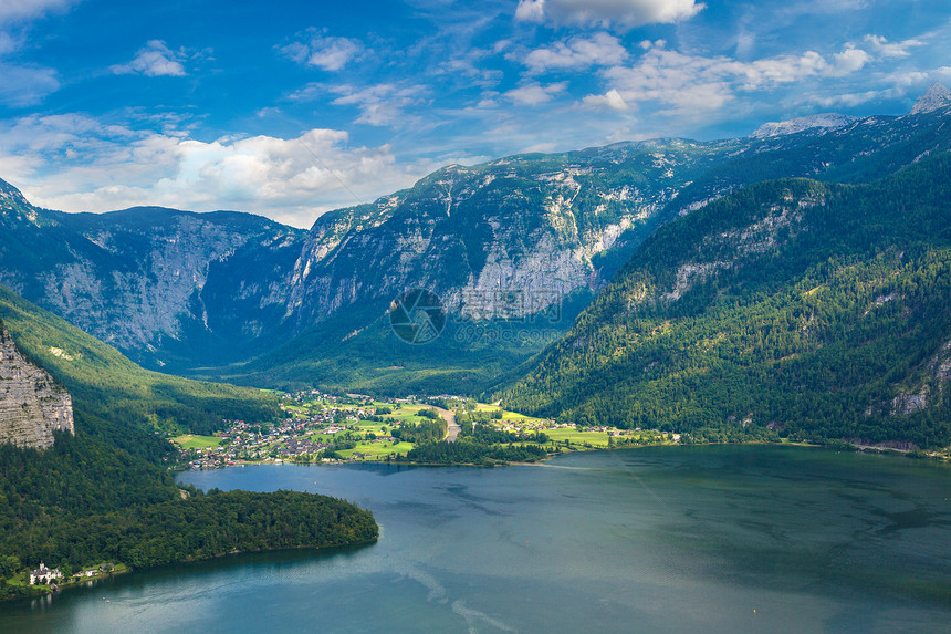 在一个美丽的夏季日子里对alps和湖中HalzkmergutSalzkmergutAsria的全景图片