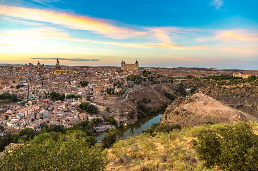 托莱多的全景城市象在一个美丽的夏日中西班牙的托莱多图片
