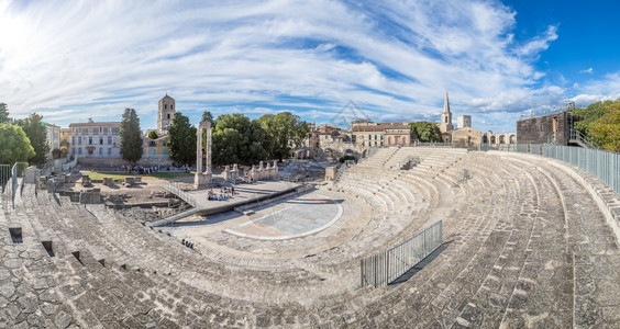 阿尔勒罗曼的两极剧院在阿勒斯美丽的夏日法兰西背景
