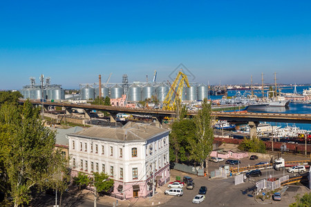 集装箱码头在美丽的夏季日在乌黑的odesa图片