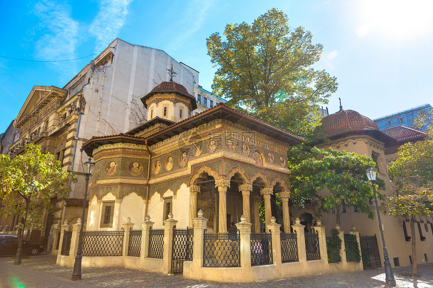 罗马尼亚州布加勒斯特的夏日中圣迈克尔和加布里教堂图片