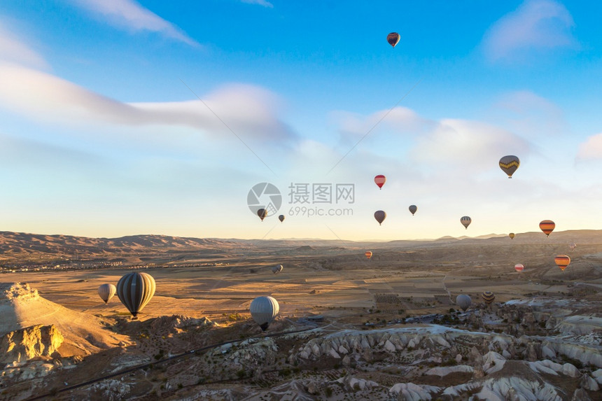 炎热空气球在美丽的夏日飞行在卡帕多西亚内谢希尔火鸡图片