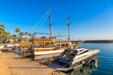 旅游港地中海度假胜在美丽的夏日图片